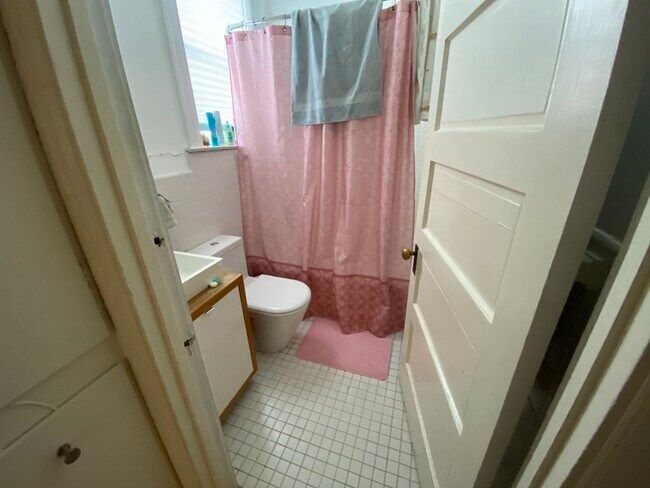 Building Photo - 1060 Beacon St