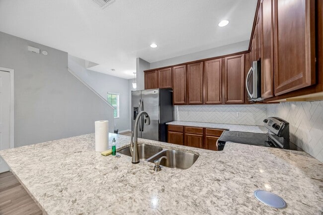 Building Photo - 3 Bedroom 2 Bathroom Townhouse