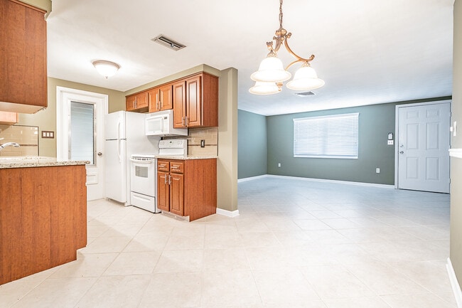 Building Photo - 7715 Sue Ellen Dr