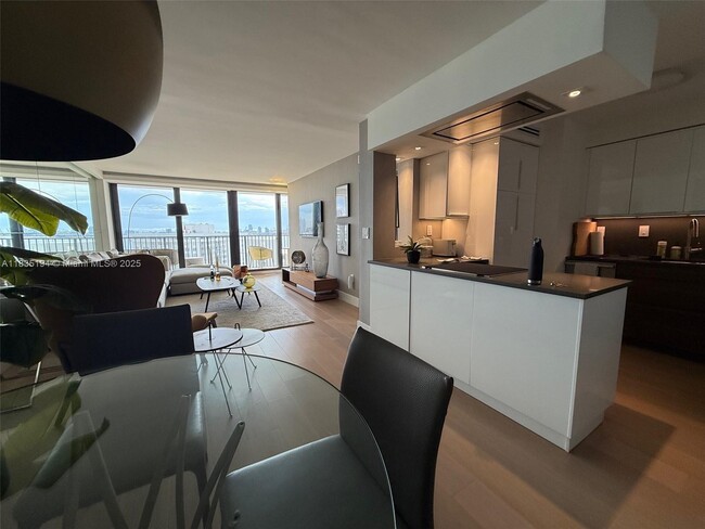 Building Photo - 1450 Brickell Bay Dr
