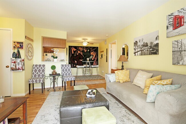 Building Photo - 2626 Holly Hall St