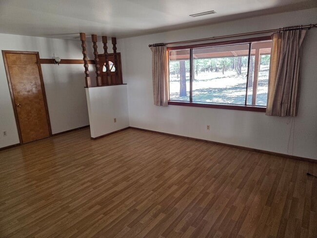 Building Photo - **LEASE PENDING Idyllic Ranch style Home O...