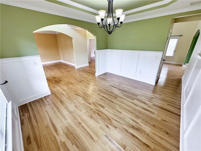Building Photo - 2435 Manor View
