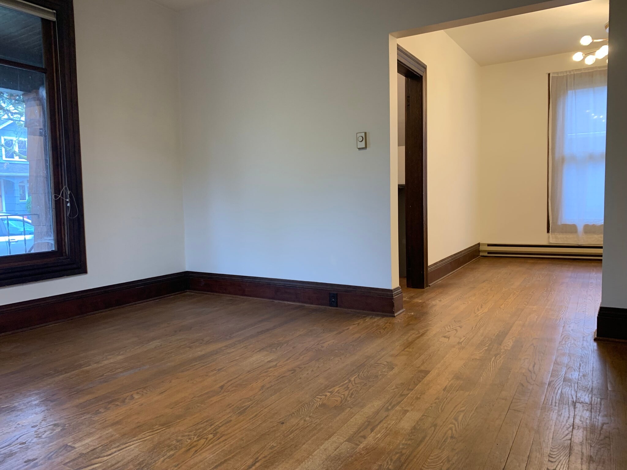 Living Room looking back toward entry/ dining room. - 1023 SE Bidwell St