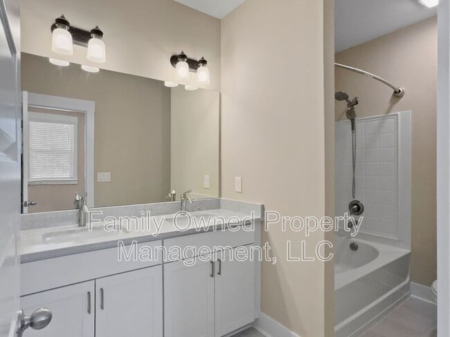 Building Photo - 7785 Park Gate Dr