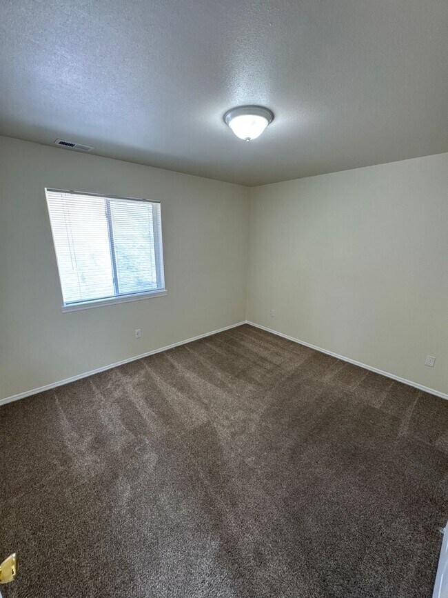 Building Photo - Available Now – Spacious 3 Bedroom, 2.5 Bath Home in a Prime Corvallis Location