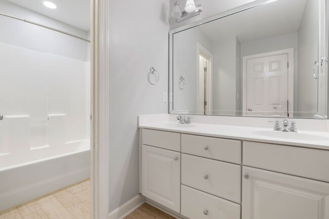 Building Photo - Gorgeous Lake Hogan Farms townhome available NOW!