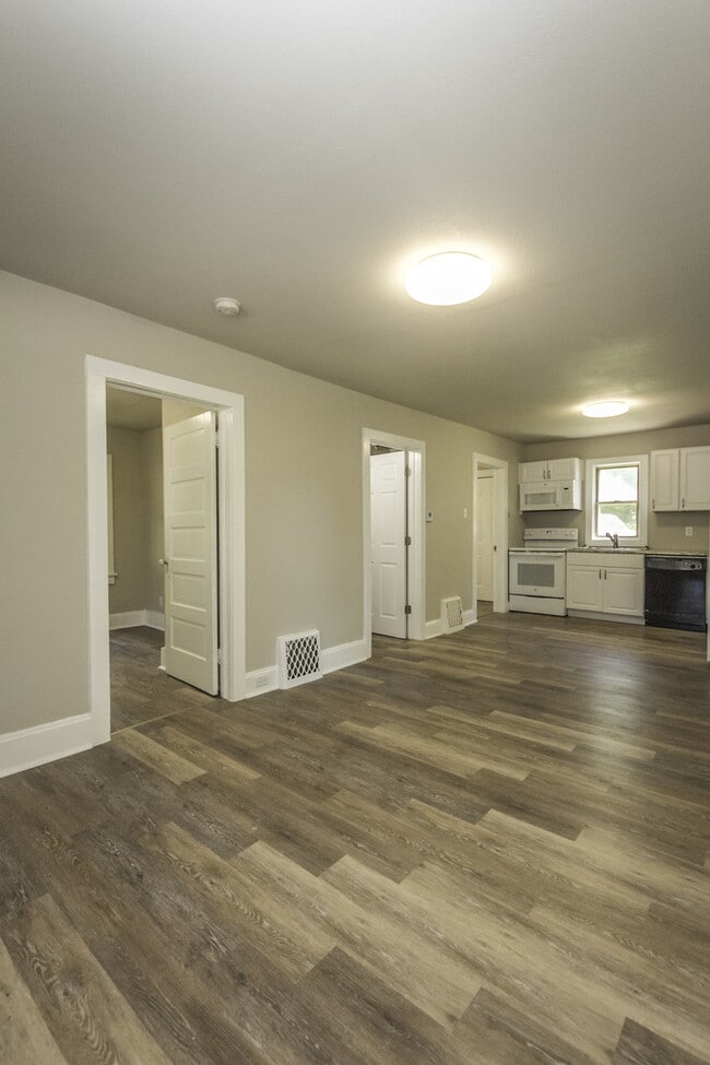 Building Photo - 2 Bedroom 1 Bath Fully Remodeled