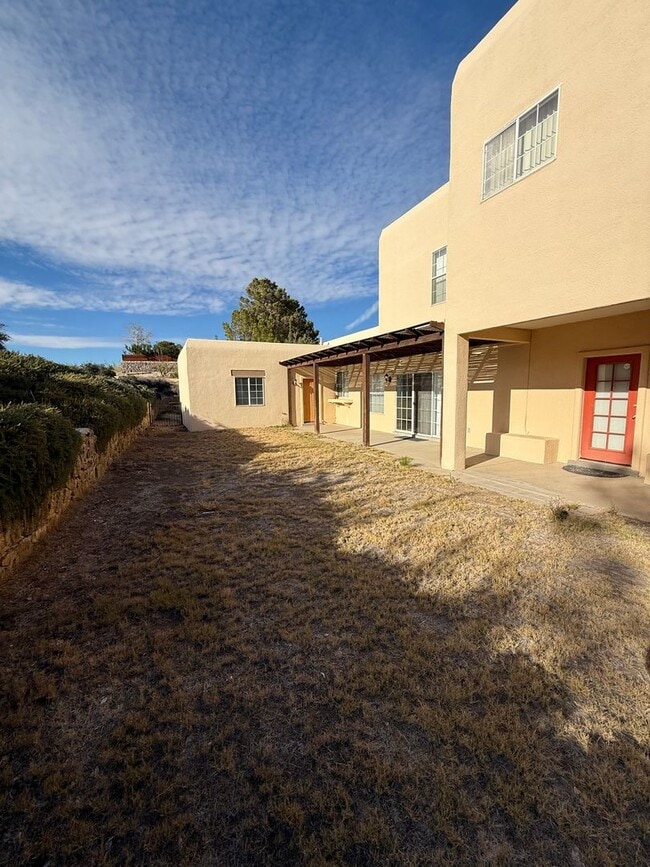 Building Photo - Beautiful 3 Bedroom/2.5 Bathroom Home Located off Roadrunner