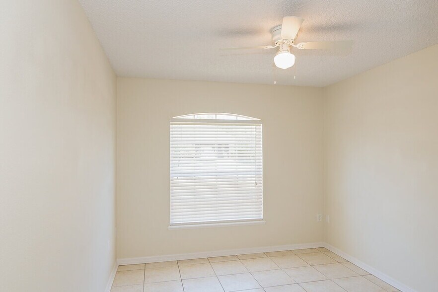 Building Photo - 8376 Oak Crossing Dr W