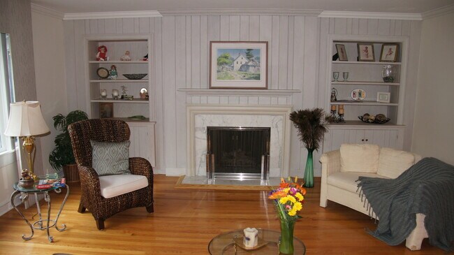 Building Photo - 460 Highcrest Dr