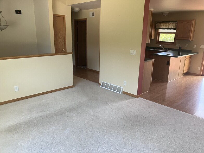 Living Room - N5223 Tamarack Ln