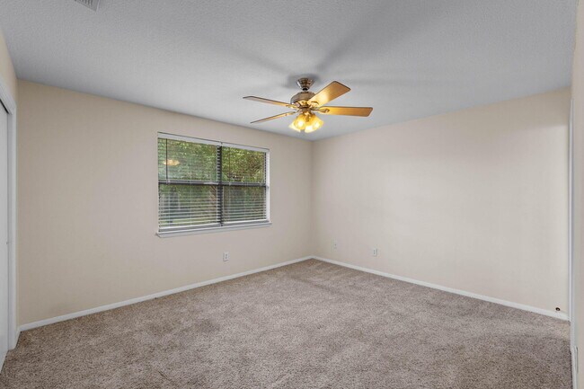 Building Photo - 137 Deville Dr
