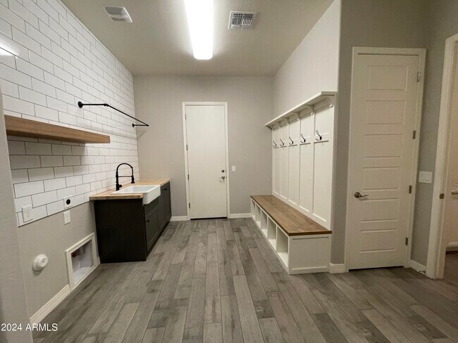 Building Photo - 22834 E Silver Crk Ln