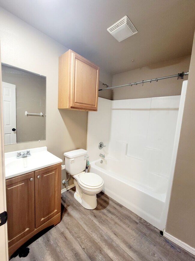 Building Photo - 3 bedroom 2 bath home