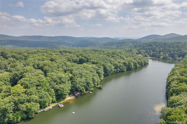 Building Photo - 77 Lake Dr