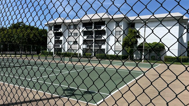 Building Photo - 711 N Pine Island Rd