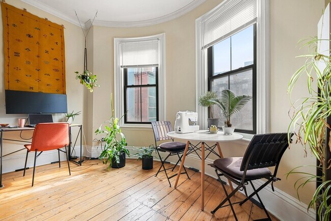 Building Photo - 104 E Brookline St