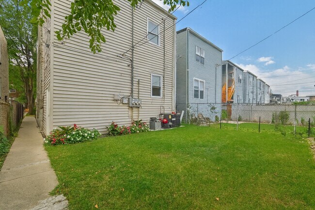 Building Photo - 6241 S Troy St