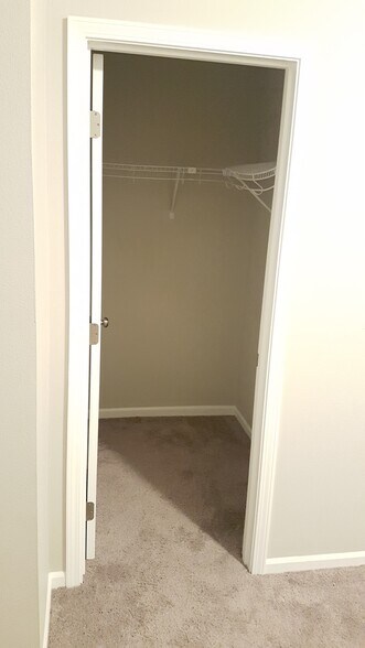 Building Photo - 810 SE 10th Ln