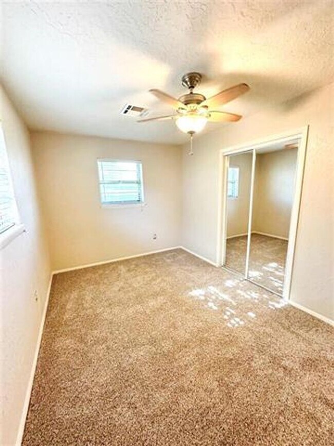 Building Photo - 4810 NW Hoover- AVAILABLE NOW!