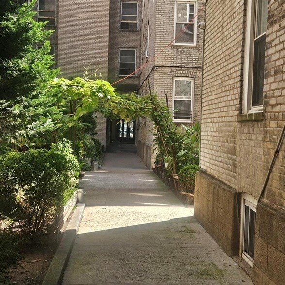 Building Photo - 868 E 7th St