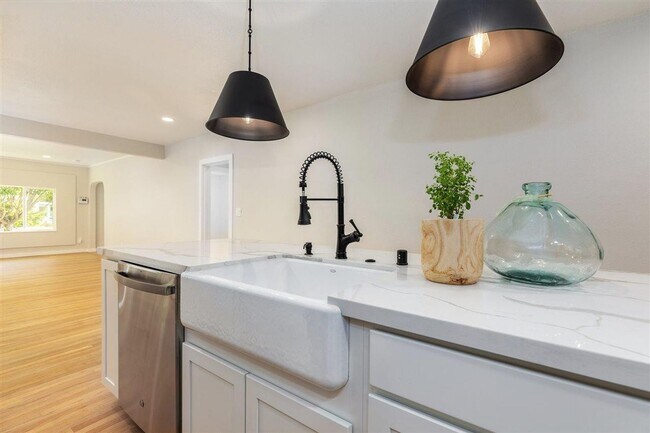 Building Photo - Beautiful Historic Home Meets Modern Luxury in San Leandro