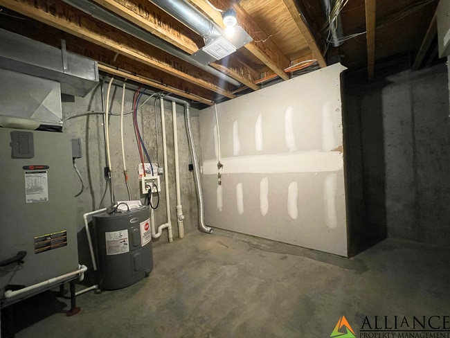 Building Photo - West Side Townhome!