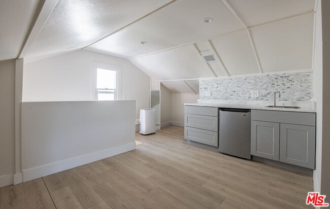 Building Photo - 4616 Rosewood Ave