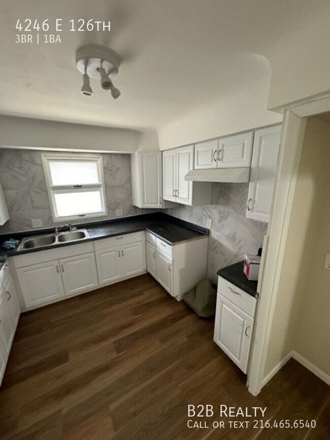 Building Photo - 4246 E 126th-