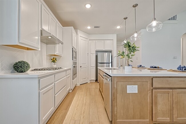 Building Photo - 323 Highland Bayou Dr