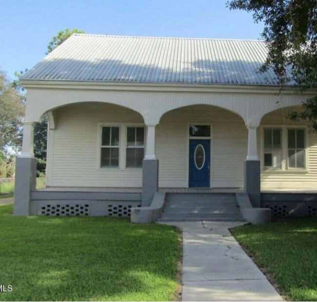 Building Photo - 617 Julia St