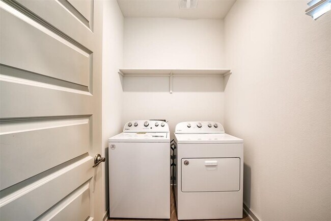 Building Photo - 400 Florenz Ln