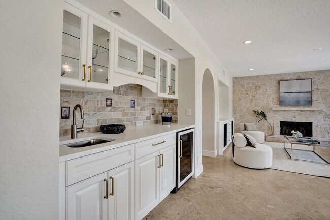 Building Photo - 923 Dogwood Dr