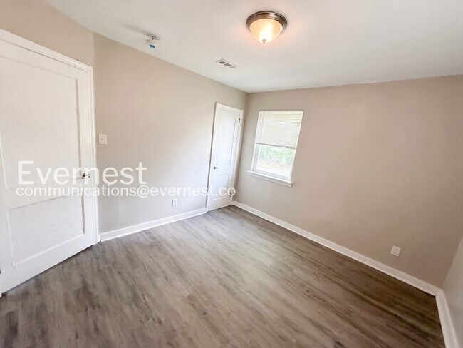 Building Photo - 1000 4th Ave W