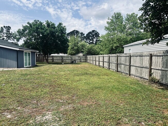 Building Photo - 103 Willow Lake Dr
