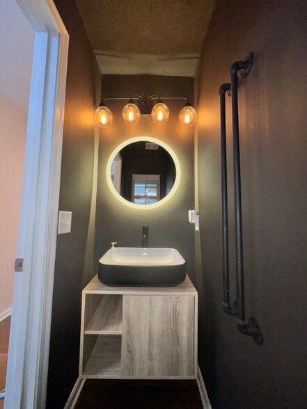 Building Photo - 983 Bandanna Dr