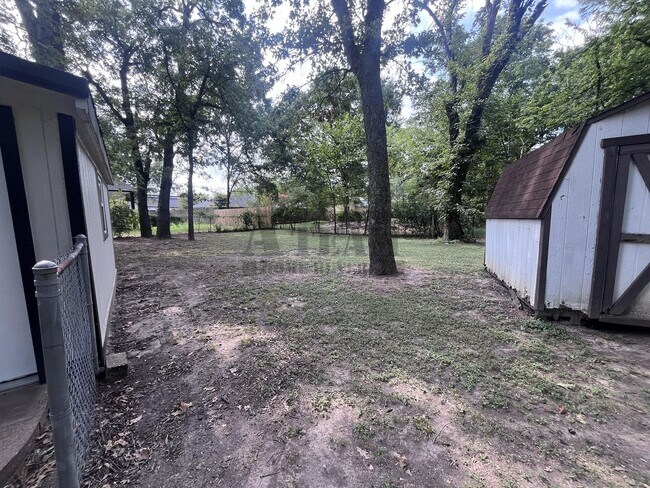 Building Photo - Cozy 3 Bedroom 1 Bathroom with Large Yard