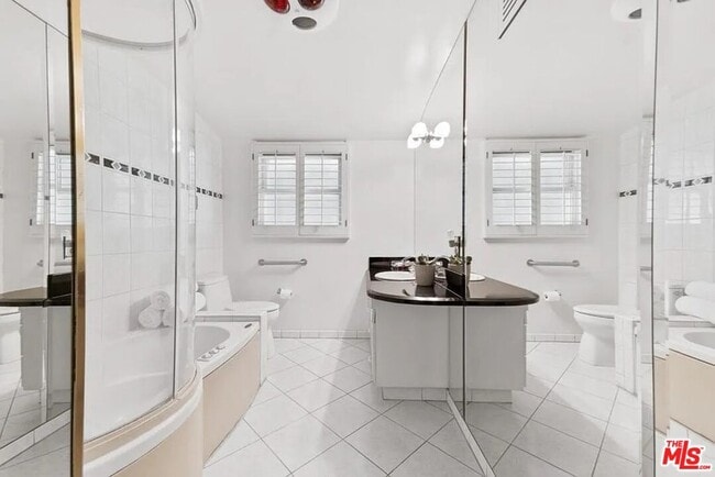Building Photo - 4363 Hayvenhurst Ave