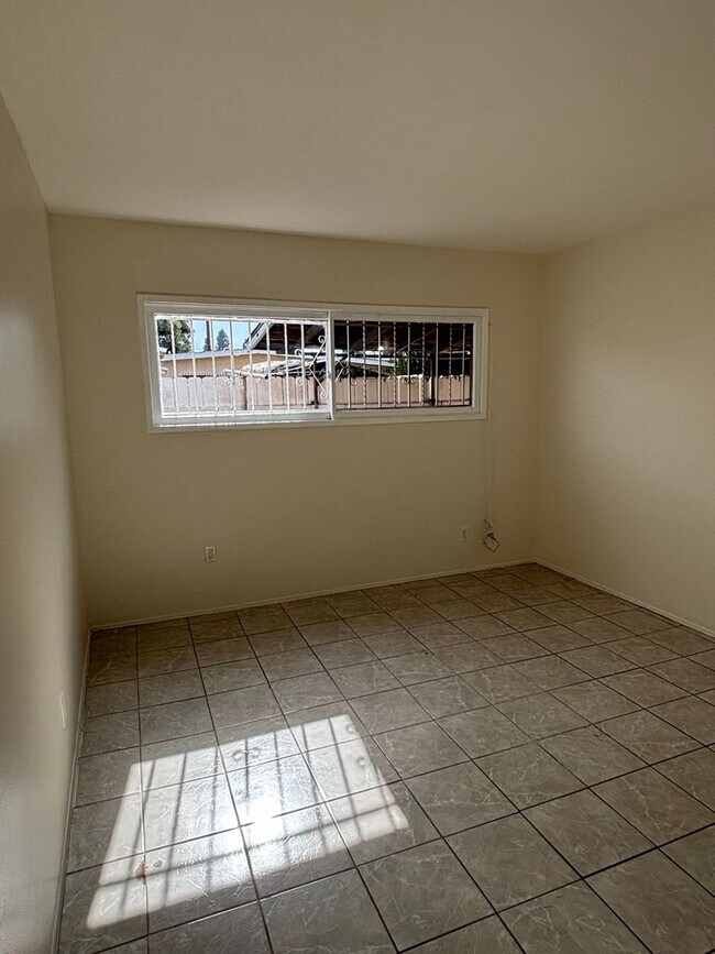 Building Photo - Spacious 3 bedroom available now!