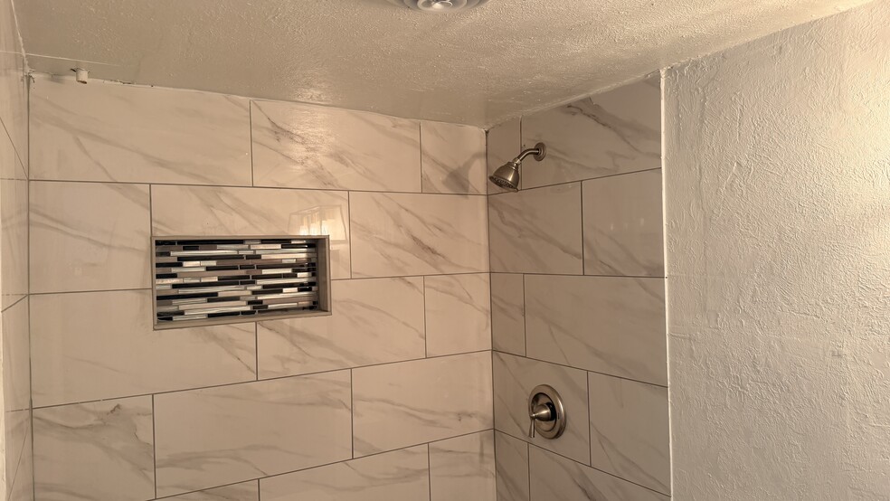 Building Photo - 8057 Meadow Rd