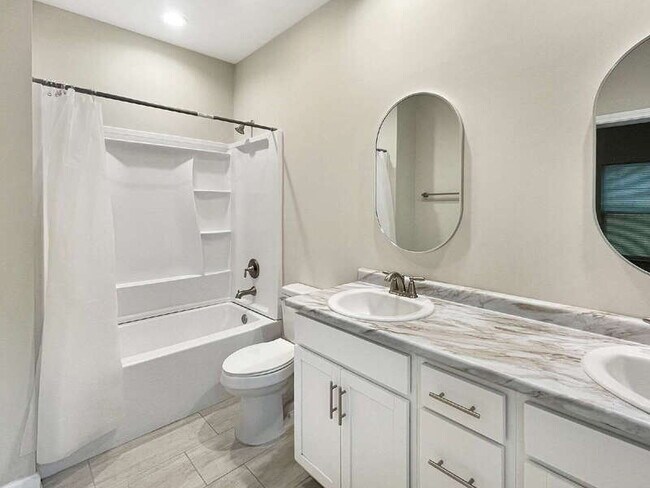 Building Photo - 39 Travis St