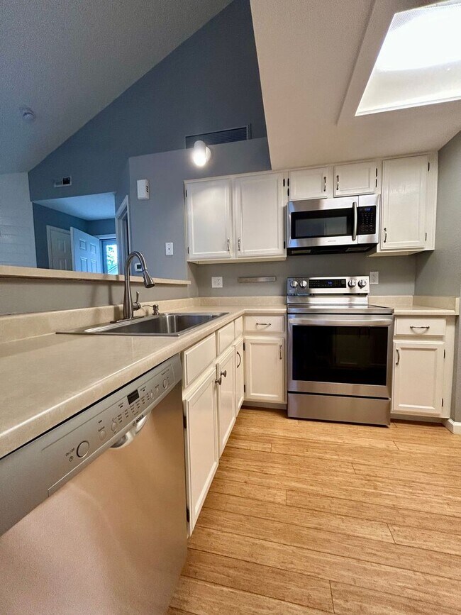 Building Photo - 6054 Gunbarrel Ave