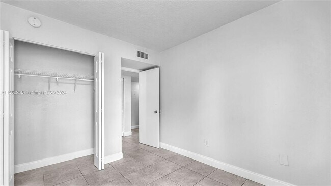 Building Photo - 1825 W 56th St