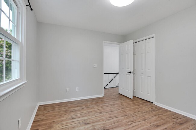 Building Photo - Gorgeous 4 bedroom, 3 1/2 bathroom home wi...