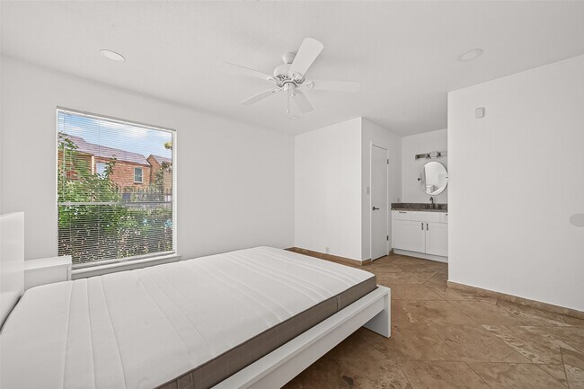 Building Photo - 3303 W Greenridge Dr