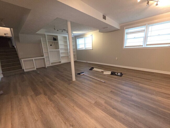 Building Photo - Renovated Kitchen, 3 BR / 3 BH home in Terry Sanford Area!