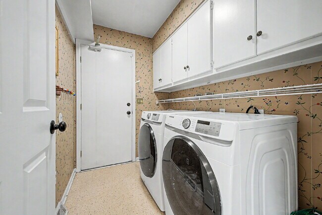 Building Photo - "Spacious 4-Bedroom Oasis with 4 Full Baths in Prime Englewood Location – 3306 Sq. Ft. of Comfort...
