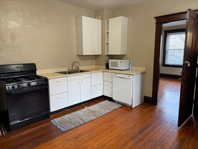 Building Photo - 2215 Victor St