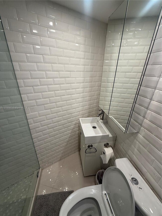 Building Photo - 1881 Washington Ave